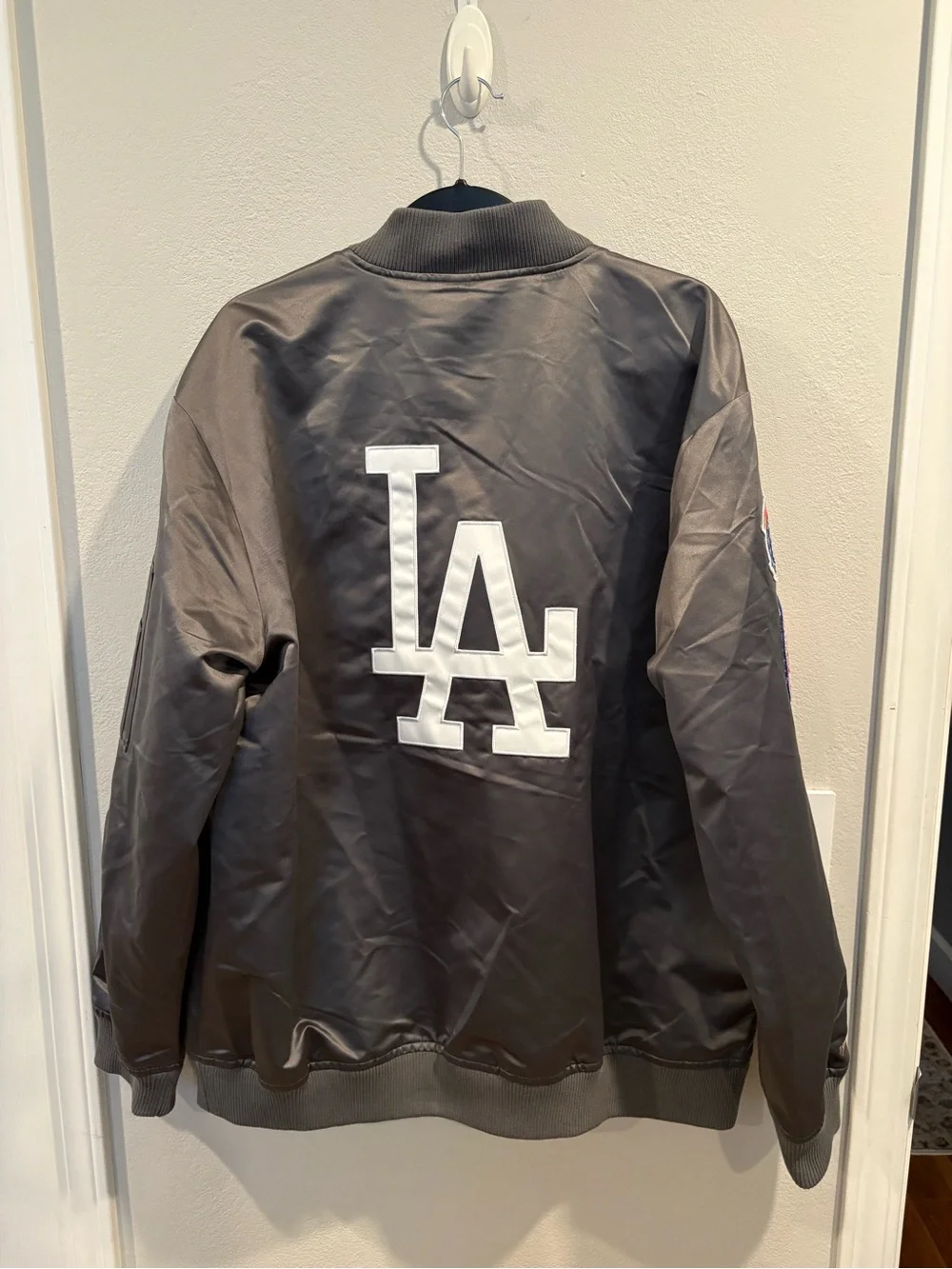 Mitchell & Ness Los Angeles Dodgers satin full-zip bomber jacket men’s size XL